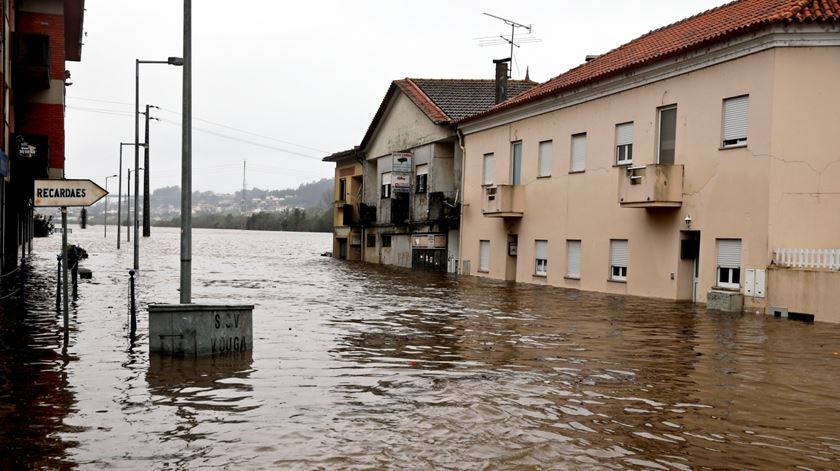 A zona baixa de Águeda foi inundada pela subida do rio. Foto: Paulo Novais/Lusa