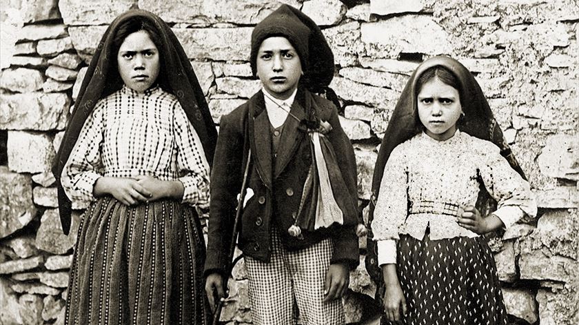 Lúcia, Beato Francisco e Beata Jacinta Marto fotografados no princípio do século XX. Foto: DR