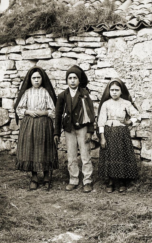Lúcia, Francisco e Jacinta Marto, os pastorinhos de Fátima, fotografados no princípio do século XX. Foto: DR