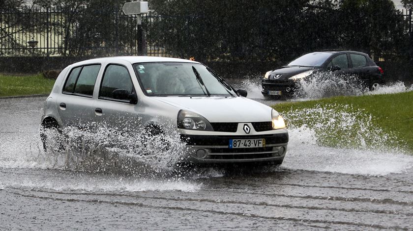 Mau tempo. Chuva intensa inunda túnel em Caminha e retém viatura