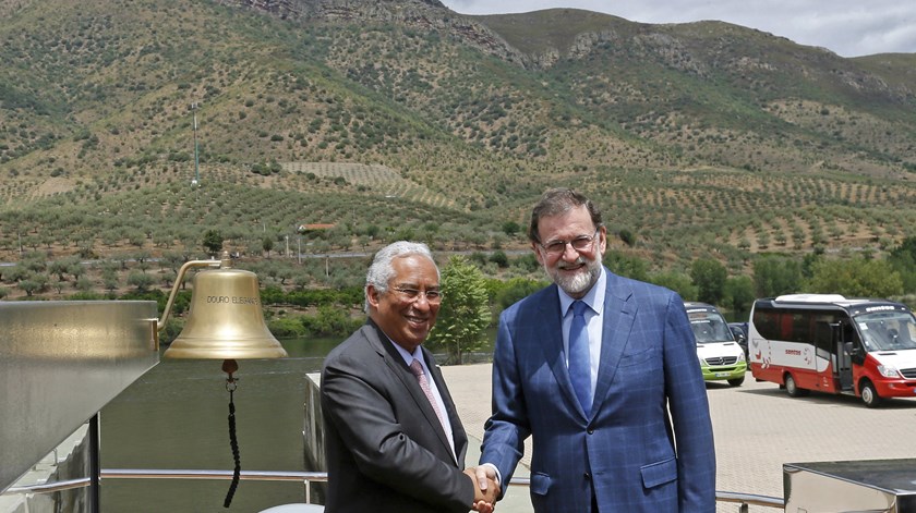António Costa e Mariano Rajoy na cimeira ibérica. Foto: Lavendoura JR/EPA