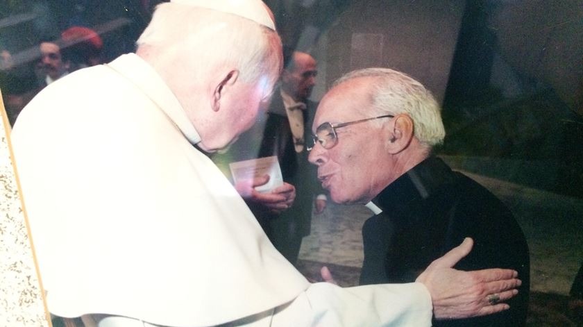 Cónego Joaquim Ochôa com o Papa João Paulo II. Foto: DR