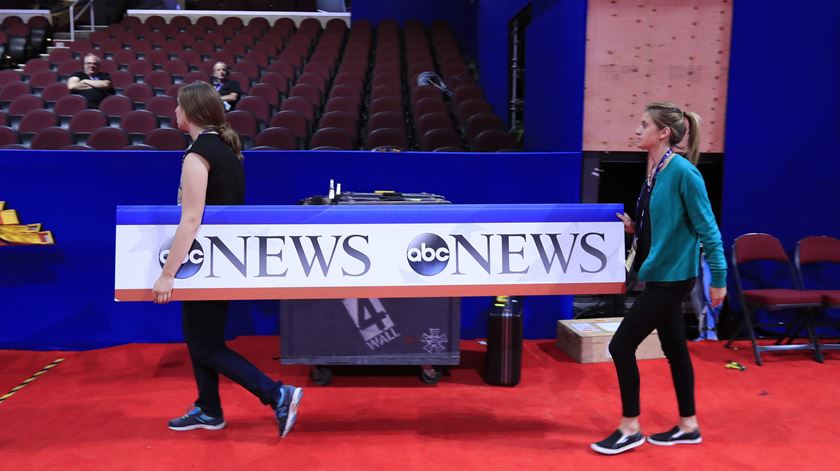 Os media instalan-se na Quicken Loans Arena. É para eles, em especial para as televisões, que tudo é encenado. Foto: Tannen Maury/EPA