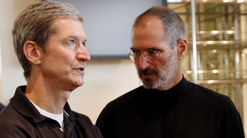 Tim Cook e Steve Jobs. Foto: Monica M. Davey/ EPA