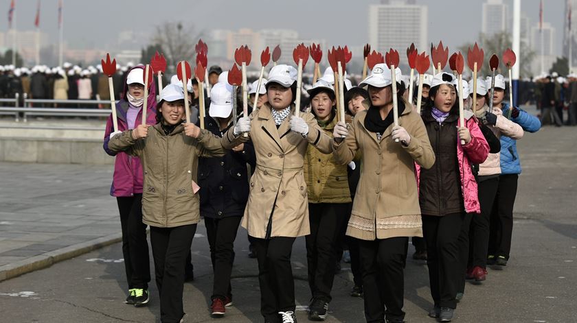Mulheres norte-coreanas participam num ensaio para os festejos do 104º aniversário de Kim Il-Sung