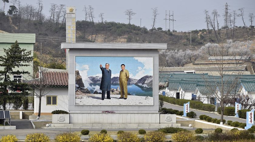 O culto aos líderes é visível nas ruas, também nos subúrbios de Pyongyang. Aqui, um mosaico mostra Kim Il-sung e Kim Jong-il, o "Grande líder" e o seu filho, conhecido por "o Querido Líder".