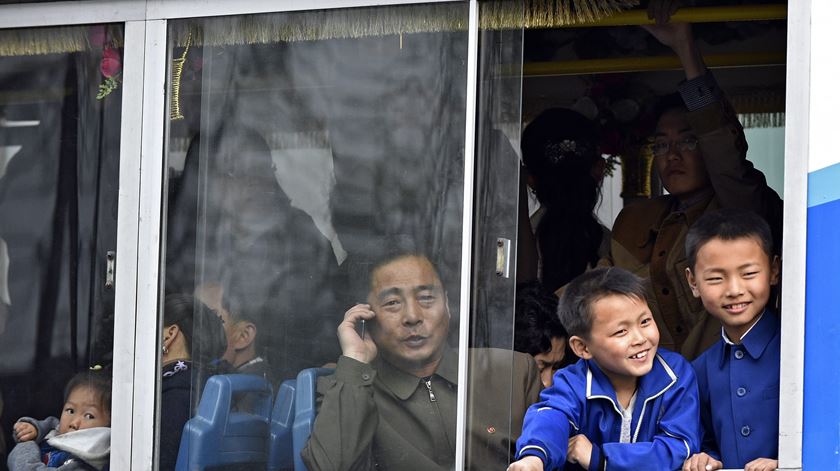 Jovens andam de autocarro em Pyongyang