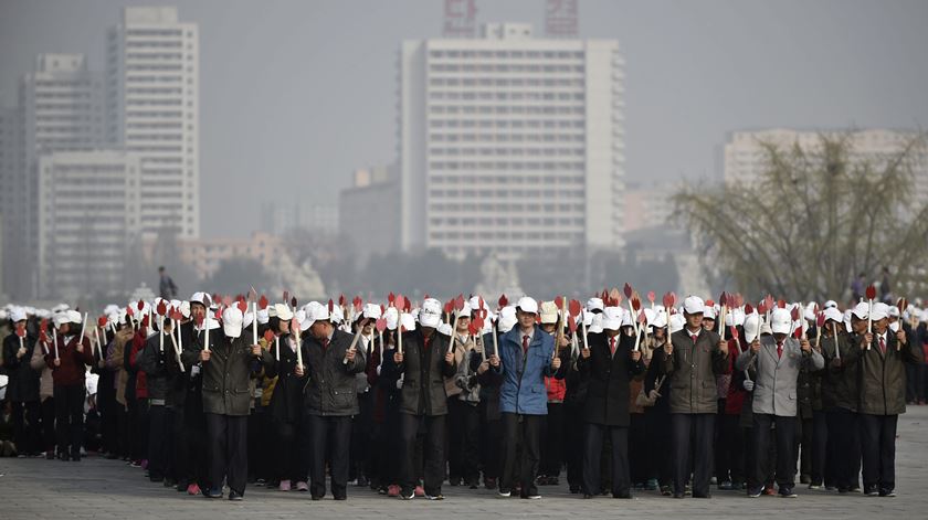 Ensaios para o Dia do Sol na praça Kim Il Sung, em Pyongyang. Foto: Franck Robichon/EPA