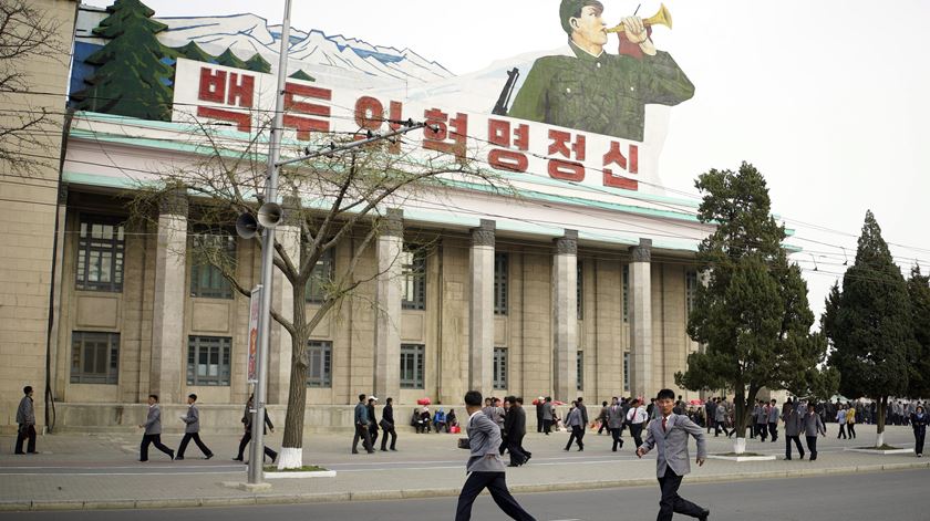 Devido ao ambiente de forte censura no país, é raro o mundo ver imagens do quotidiano dos norte-coreanos. Aqui, vemos estudantes nas ruas de Pyongyang