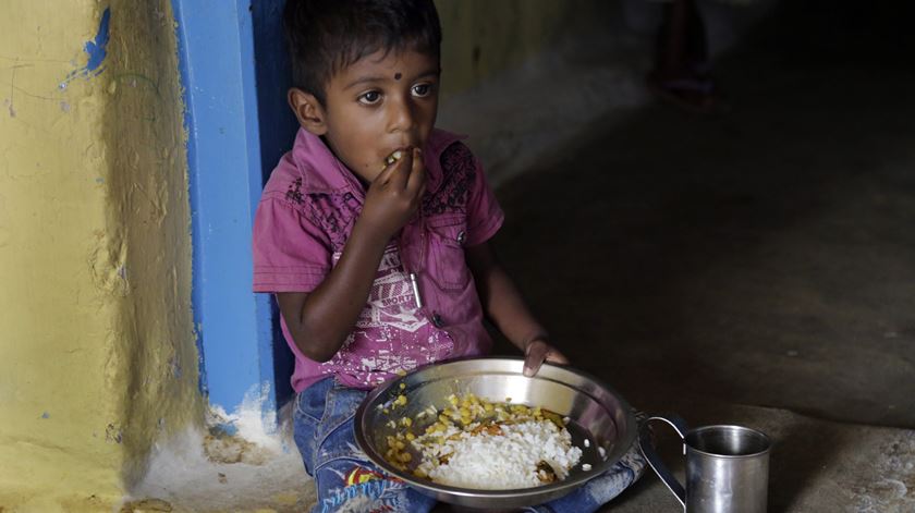 Francisco critica o desperdício alimentar num mundo em que há fome. Foto: M.A.Pushpa Kumara/ EPA