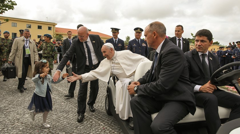 Criança corre ao encontro do Papa na Base Aérea de Monte Real. Foto: EPA/Paulo Cunha