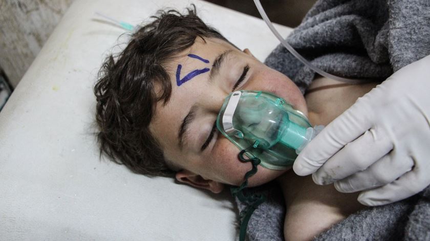 Criança tratada por exposição a armas químicas na Síria. Foto: EPA