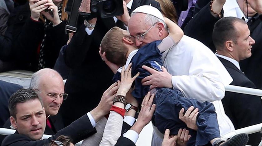 O Papa Francisco abraça uma criança deficiente em Roma. Foto: DR