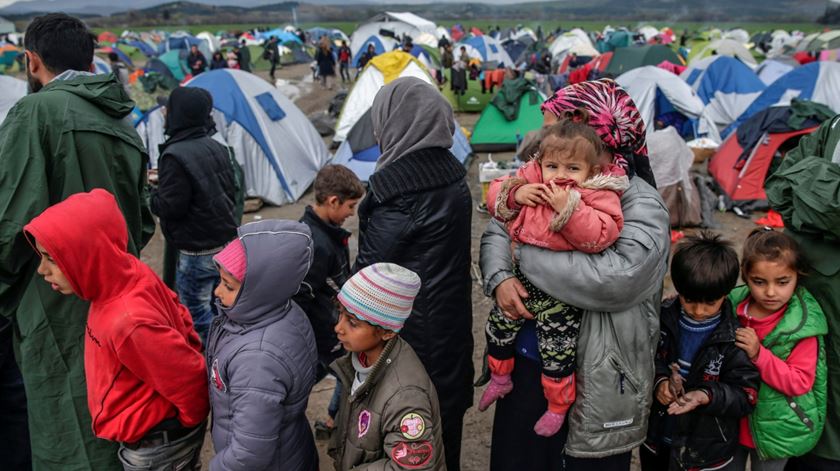 Crianças no campo de refugiados de Idomeni, na Macedónia. Foto: Valdren Xhemaj/EPA