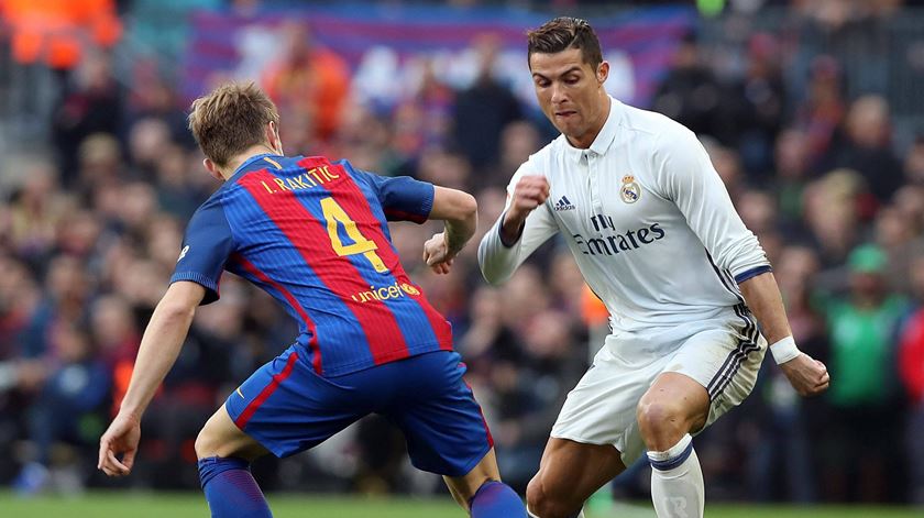Rakitic defrontou Ronaldo quando o português estava no Real Madrid. Foto: Toni Albir/EPA