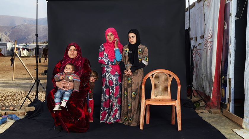 Dario Mitidieri retratou famílias sírias. A cadeira vazia lembra os familiares ausentes devido à guerra
