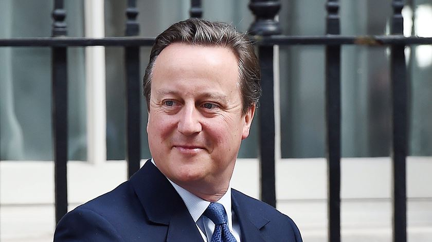 David Cameron deixa o número 10 de Downing Street. Foto: Andy Rain/EPA