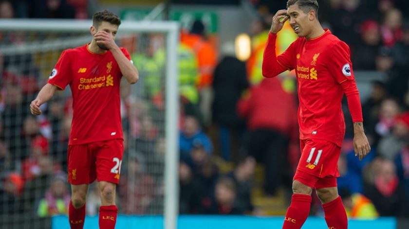 Desalento dos jogadores do Liverpool. Foto: Peter Powell/EPA