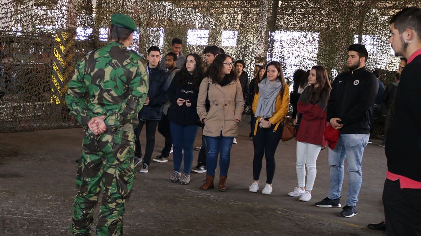 Jovens contactam com as Forças Armadas no Dia da Defesa Nacional. Foto: DR