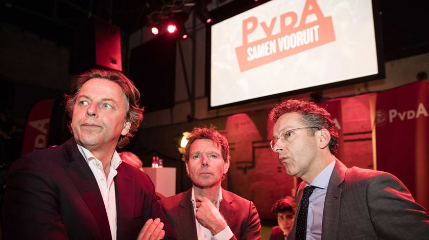 Dijsselbloem (à direita) com outros membros do PvdA. Foto: Bart Maat/EPA