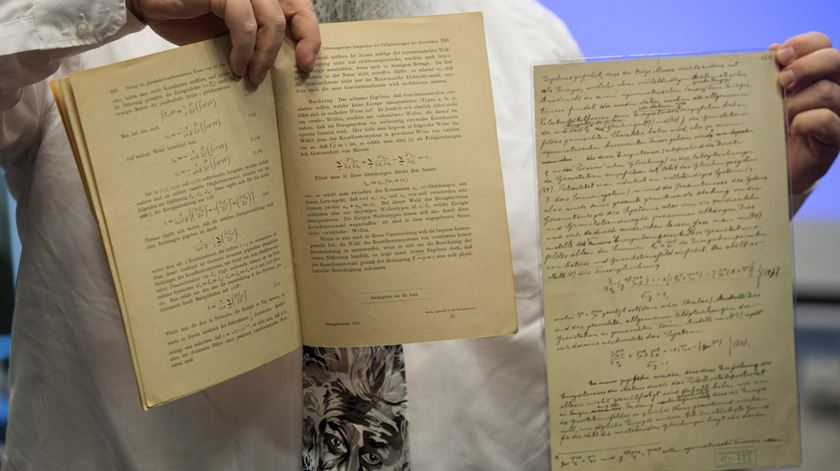 Os documentos com 100 anos em que Einstein inscreveu a sua teoria, guardados na Universidade Hebraica de Jerusalém. Foto: Abir Sultan/EPA