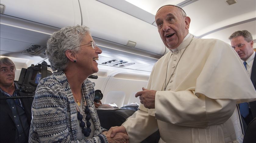 A conversa animada a bordo do avião papal. Foto: DR