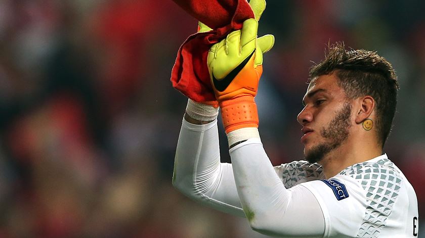 Ederson Moraes chegou a Terras de Sua Majestade. Foto: Manuel de Almeida/Lusa