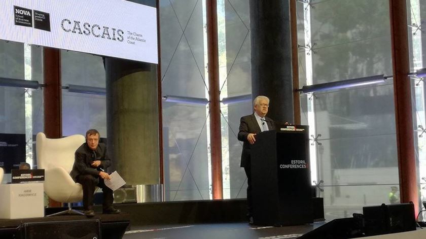 Eduardo Cabrita discursava nas Conferências do Estoril sobre a crise migratória. Foto: Conferências do Estoril/ Facebook
