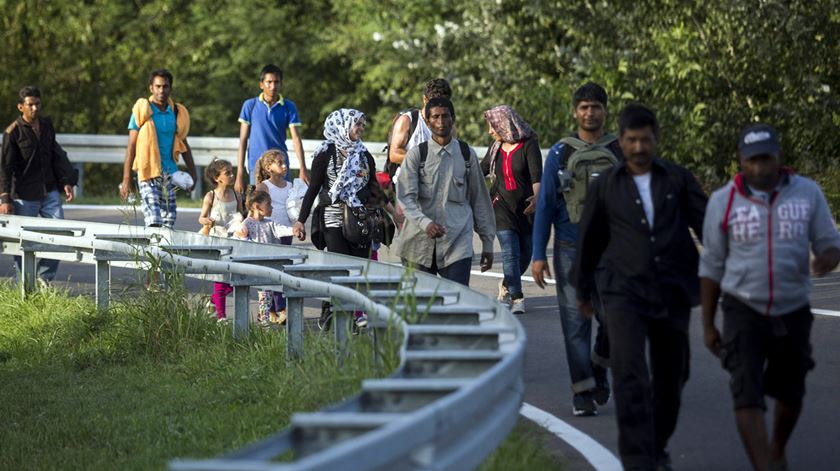 Refugiados passam pela a Croácia para chegar à Sérvia. Foto: Moha Balazs/EPA