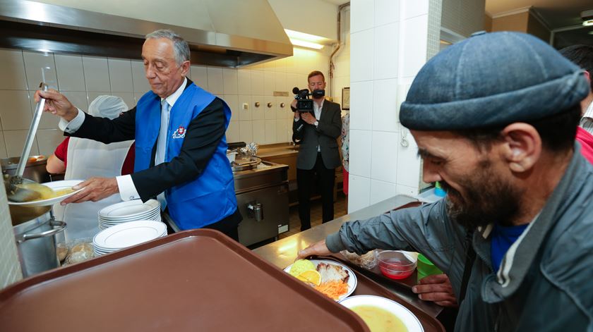 Presidente serviu refeições na Casa da Rua, no Porto. Foto: Estela Silva/Lusa