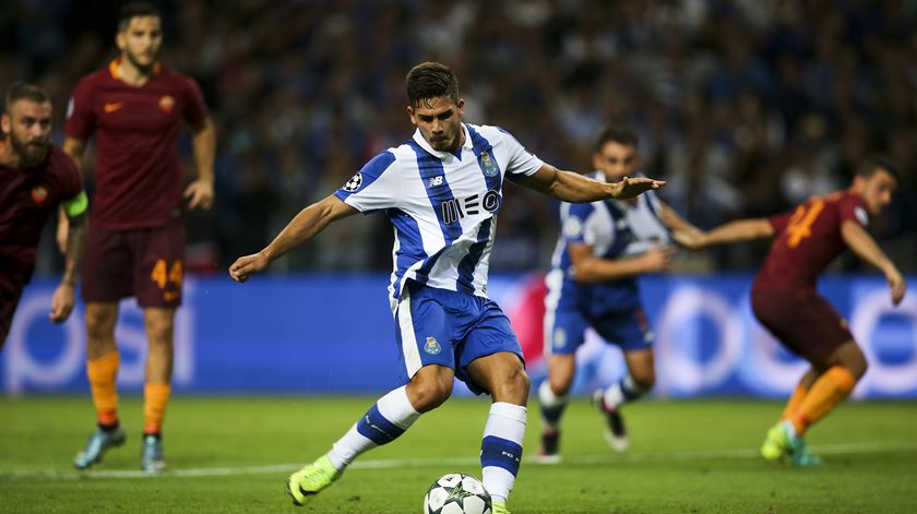 André Silva marcou, de grande penalidade, o golo do FC Porto, no jogo da 1ª mão. Foto: Estela Silva/Lusa