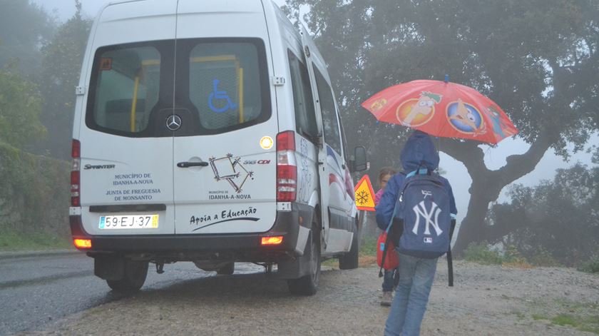 Enqunto o processo não se resolve, a Câmara de Idanha assegura o transporte dos alunos entre a casa e a escola. Foto: Célia Domingues 