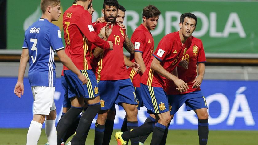 Espanha celebra goleada na estreia oficial de Lopetegui. Foto: EPA