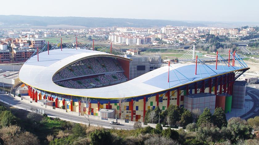 Estádio Dr. Magalhães Pessoa, em Leiria, é um dos estádios sugeridos pelas associações de futebol da Zona Centro Foto: Domínio Público