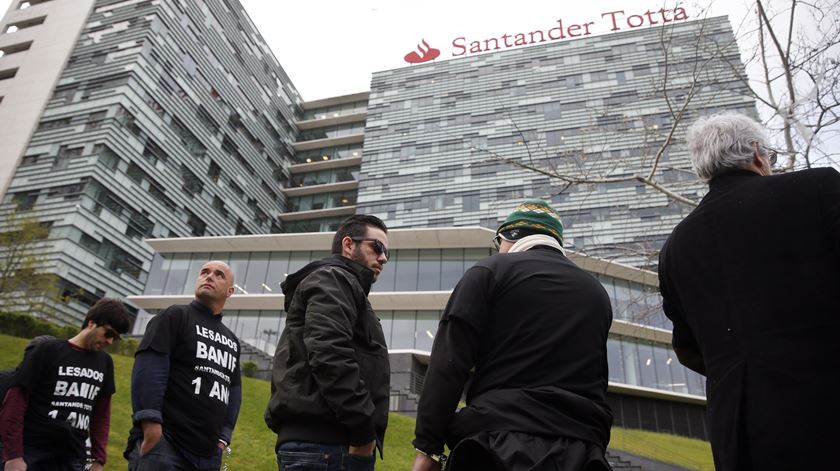 Lesados do Banif em protesto, a 20 de Março, frente ao edifício do Santander, em Lisboa. Foto: Tiago Petinga/Lusa