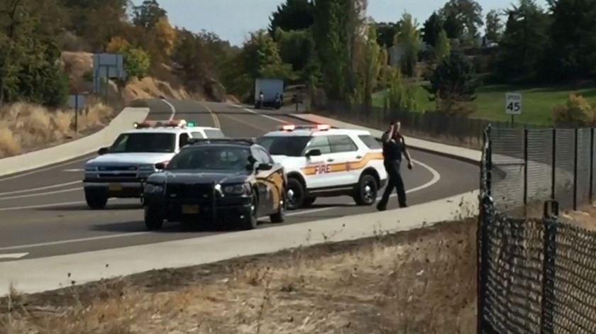 Autoridades chegam ao local do tiroteio, no Oregon. Foto: EPA