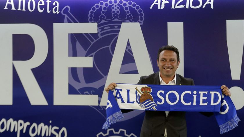 Eusébio Sacristán renovou contrato com a Real Sociedad. Foto Juan Herrero/EPA