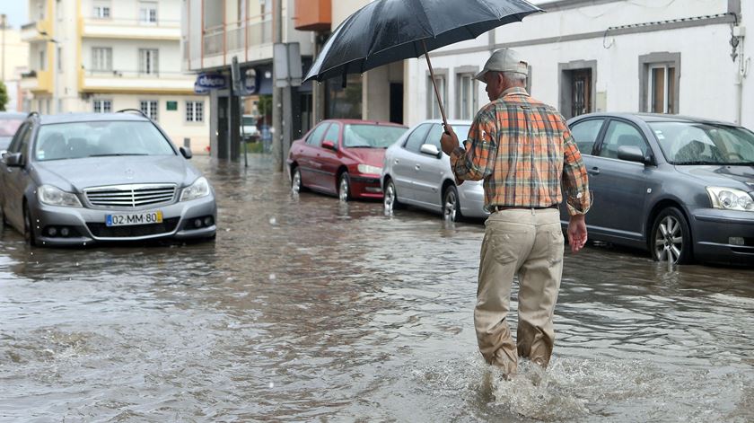 Inundações na baixa de Faro. Fotos: Luís Forra/Lusa