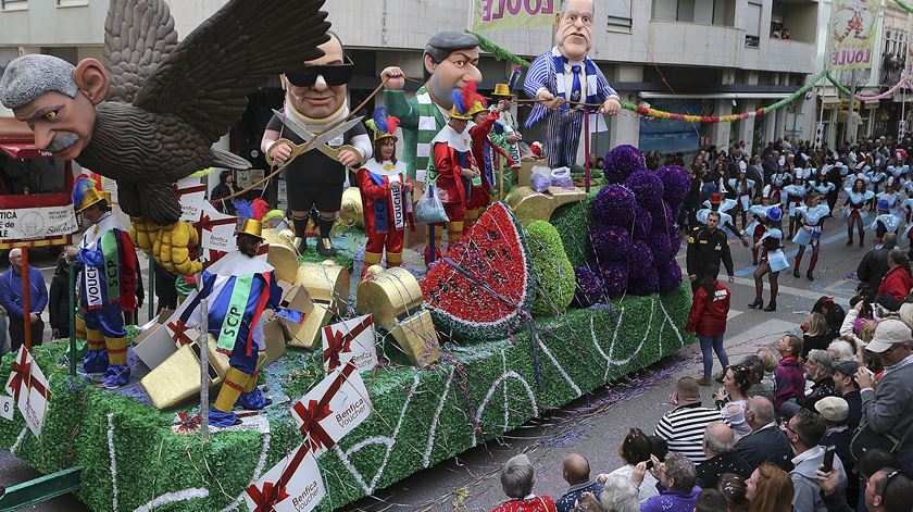 Carro com caricaturas dos líderes dos principais clubes de futebol no Carnaval de Loulé. Foto: Luís Forra/Lusa