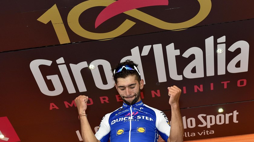 Gaviria não dá hipóteses aos outros sprinters para brilharem no Giro. Foto: Dario Belingheri/EPA