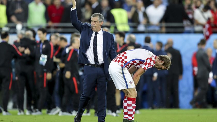 Fernando Santos celebra e conforta os croatas num só momento. Foto: EPA