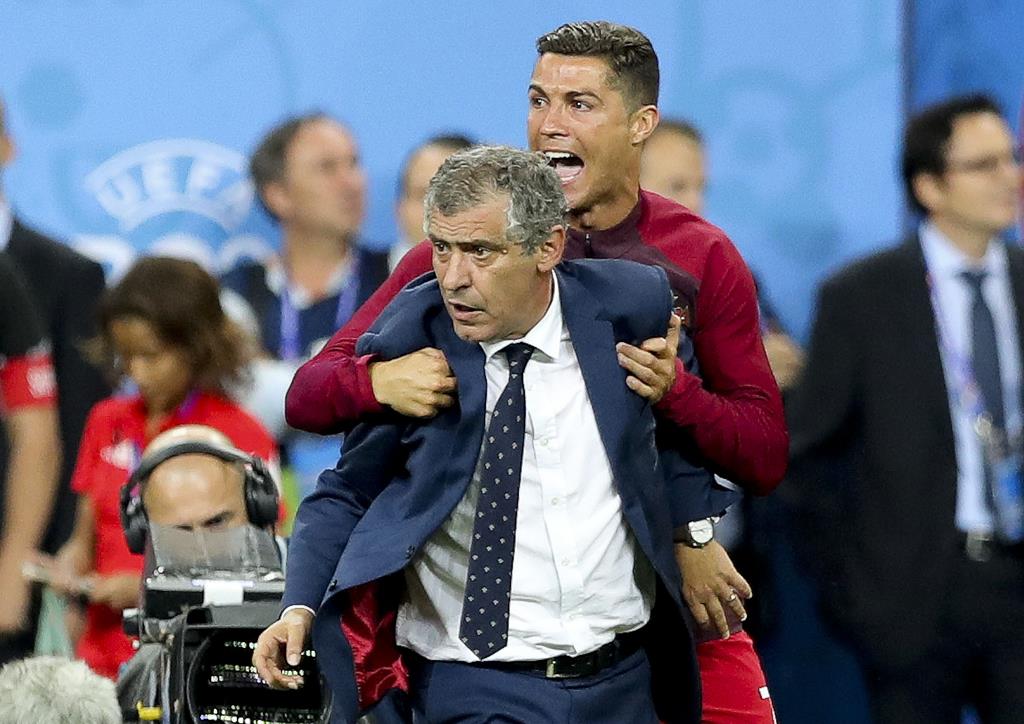 Cristiano Ronaldo abraça Fernando Santos na final do Euro 2016. Foto: EPA