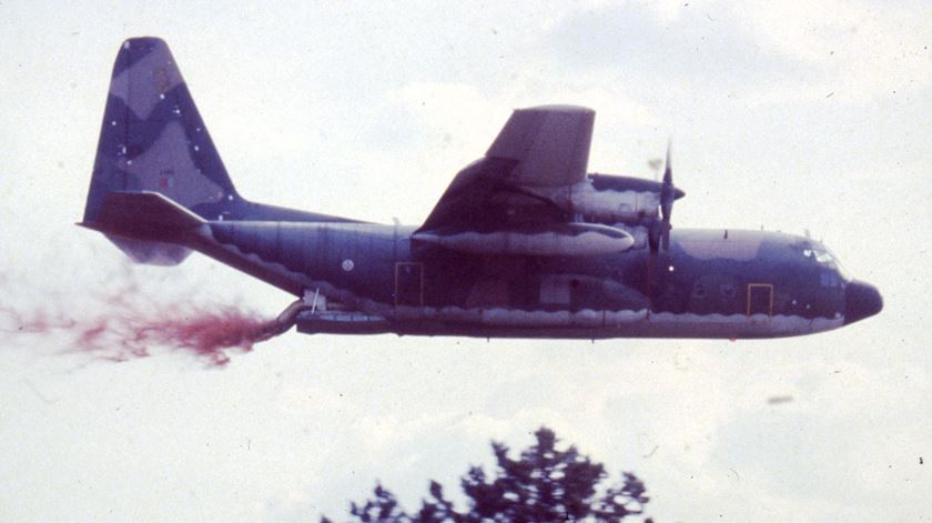 Nos tempos em que a Força Aérea ainda combatia incêndios. Foto: Força Aérea
