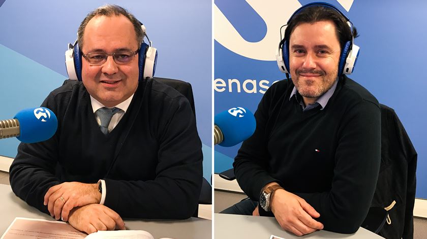 Vítor Vicente (à esquerda), contabilista, e Ernesto Pinto, fiscalista, tiraram dúvidas dos ouvintes. Foto: Joana Bourgard/RR