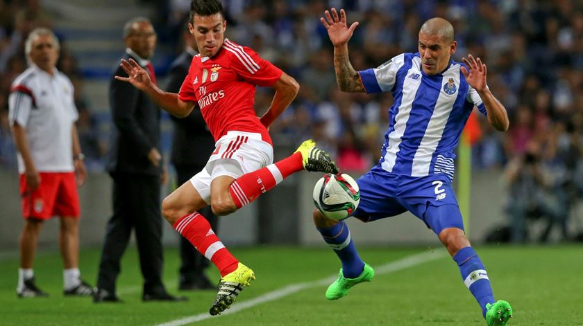 Benfica defende que Maxi Pereira deveria ter sido expulso. Foto: Estela Silva/Lusa