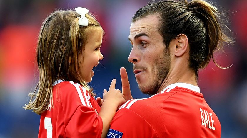 Bale celebra apuramento para os quartos-de-final com a filha. Foto: EPA