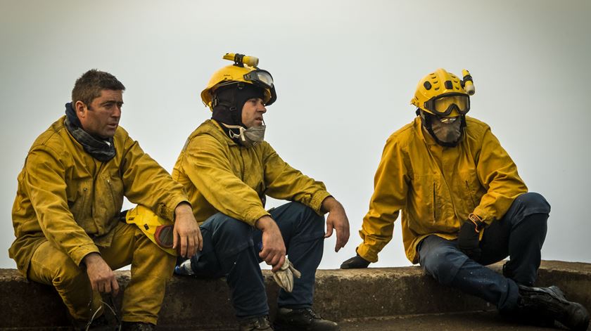 Bombeiros descansam após o combate às chamas na Boa Nova, Funchal, 10 de Agosto de 2016. Gregório Cunha/Lusa