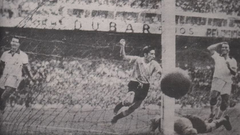 O uruguaio Ghiggia marca golo contra o Brasil no "maracanaço" de 1950. Foto: DR