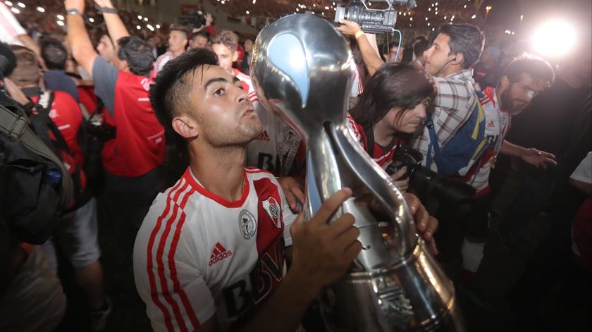 Martínez pode beijar mais uma taça pelo River Plate. Foto: Nicolas Aguilera/EPA