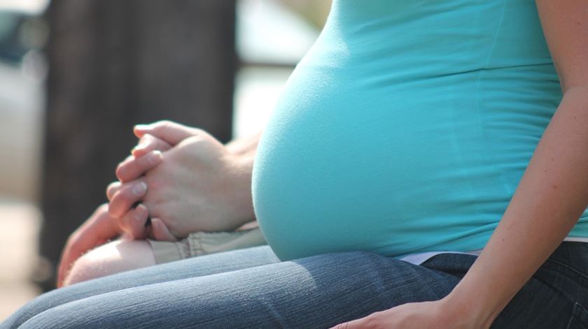 Maioria das grávidas que testam positivo não desenvolve sintomas e a certa altura deixa de ser positiva. Foto: DR